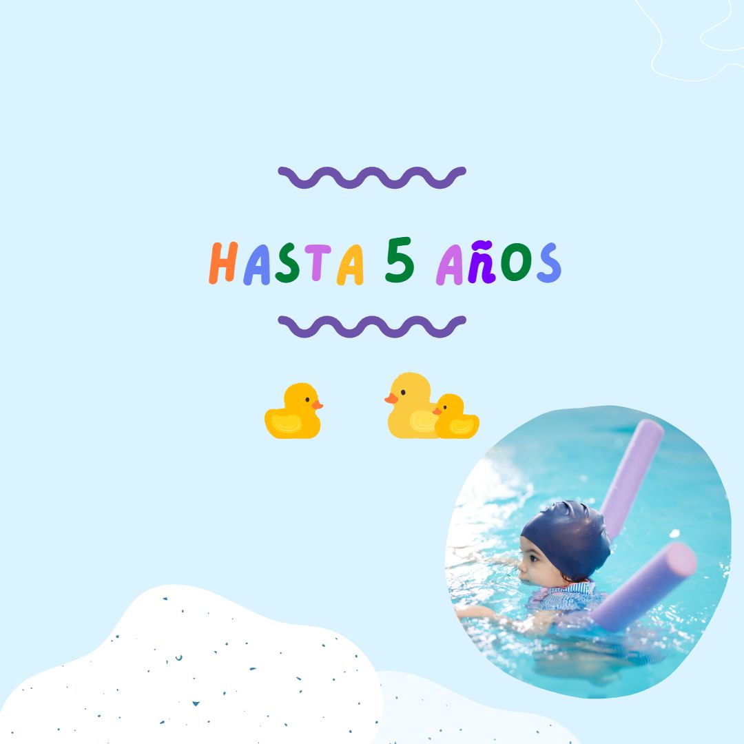 Niño con manguitos flotadores nadando en clases de natación infantil hasta 5 años en Club del Peque, Almería
